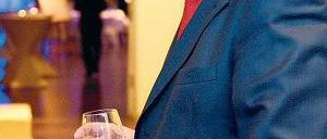 Auf Sekt folgt Selters. Seit seiner Ernennung geht Kanzlerkandidat Steinbrück auch auf seine linken Kritiker in der SPD zu. Foto: Marcus Brandt/dpa