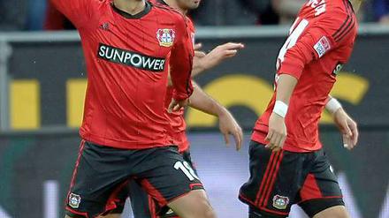 Den Nachbarn einen reingedrückt. Sidney Sam jubelt mit seinen Mannschaftskollegen seinen Treffer zum 1:0 gegen Düsseldorf.