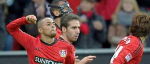 Den Nachbarn einen reingedrückt. Sidney Sam jubelt mit seinen Mannschaftskollegen seinen Treffer zum 1:0 gegen Düsseldorf.