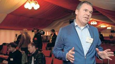 Alle Hände voll zu tun. Andreas Rettig, der designierte Geschäftsführer der Deutschen Fußball-Liga, stellte sich in Köpenick den Fans.
