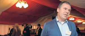 Alle Hände voll zu tun. Andreas Rettig, der designierte Geschäftsführer der Deutschen Fußball-Liga, stellte sich in Köpenick den Fans.