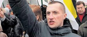 Drohgebärde. Russische Ultranationalisten ziehen mit schwarz-gelb-weißen Zarenflaggen durch Moskau.