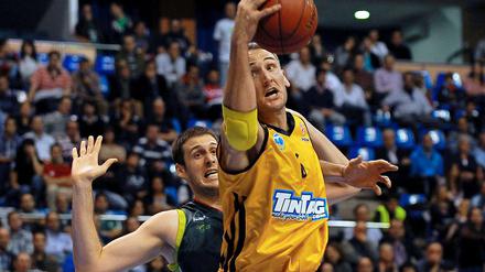Unicaja's Kosta Perovic (li.) gegen Albas Sven Schultze.