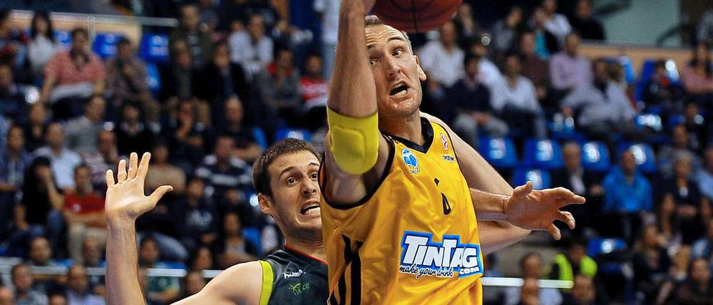 Unicaja's Kosta Perovic (li.) gegen Albas Sven Schultze.