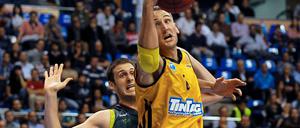 Unicaja's Kosta Perovic (li.) gegen Albas Sven Schultze.