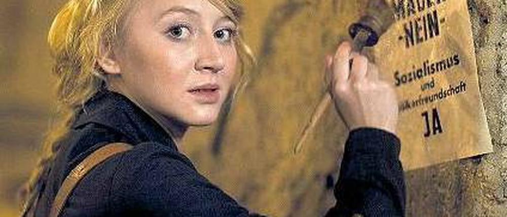Widerständig. Nach dem Bau der Berliner Mauer klebt Lotte Reinhardt (Anna Maria Mühe) heimlich Flugblätter. Foto: ZDF