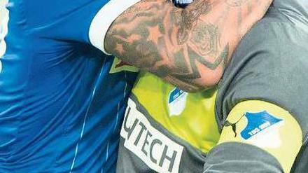 Glücksmoment. Hoffenheims Kapitän Tim Wiese und Abwehrspieler Daniel Williams freuen sich über den kaum noch für möglich gehaltenen Sieg gegen Schalke 04. Foto: dpa