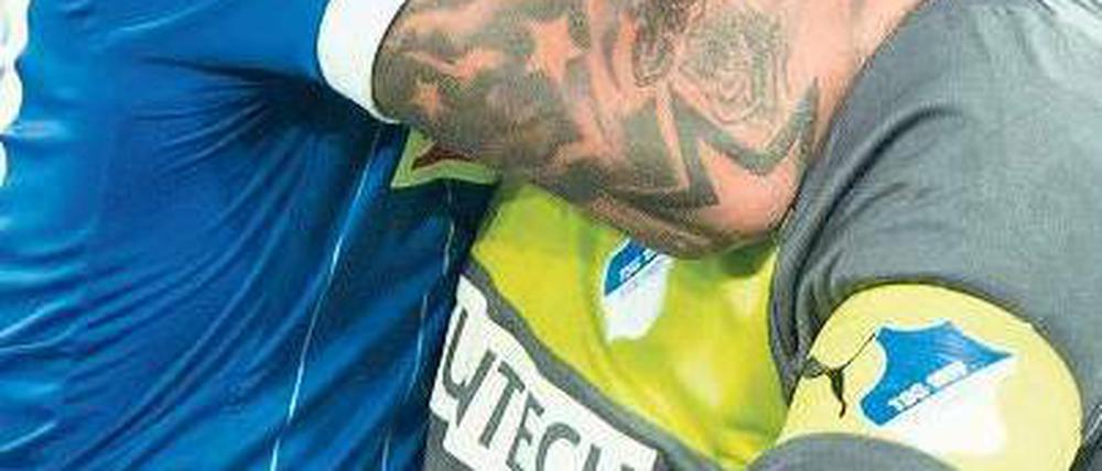 Glücksmoment. Hoffenheims Kapitän Tim Wiese und Abwehrspieler Daniel Williams freuen sich über den kaum noch für möglich gehaltenen Sieg gegen Schalke 04. Foto: dpa