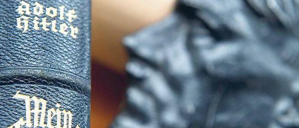 Leicht zugängliches Rüstzeug. Im März zeigte die Polizei in Koblenz eine bei einer Razzia gegen Rechtsextreme entdeckte „Mein Kampf“-Ausgabe und eine Hitler-Büste.