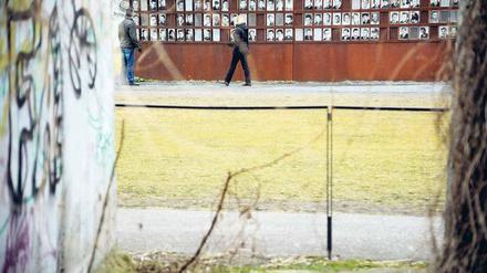Jetzt auch zum Mitnehmen. Die Installation „Fenster des Gedenkens“ am Nordbahnhof ist einer von zahlreichen Orten der Mauergedenkstätte Bernauer Straße, zu denen es mit der interaktiven Führung auf dem Smartphone Zusatzinformationen gibt. 
