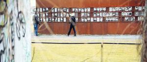 Jetzt auch zum Mitnehmen. Die Installation „Fenster des Gedenkens“ am Nordbahnhof ist einer von zahlreichen Orten der Mauergedenkstätte Bernauer Straße, zu denen es mit der interaktiven Führung auf dem Smartphone Zusatzinformationen gibt. 