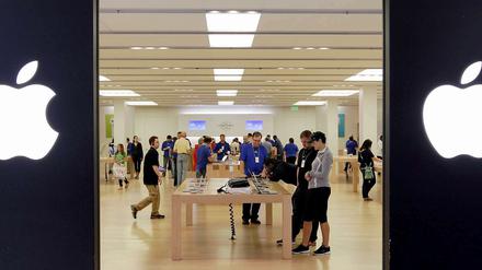 Apple macht mit seinen Produkten jährlich Gewinne in Milliardenhöhe. Doch Steuern zahlt der IT-Riese im Ausland kaum.