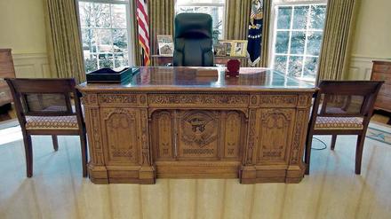 Auf dem Stuhl gefesselt. Egal wer in den kommenden vier Jahren im Oval Office des Weißen Hauses – hier mit Inventar von George W. Bush – Platz nimmt: Sein Handlungsspielraum wird angesichts der Verschuldung begrenzt sein. Er muss sparen oder kürzen.
