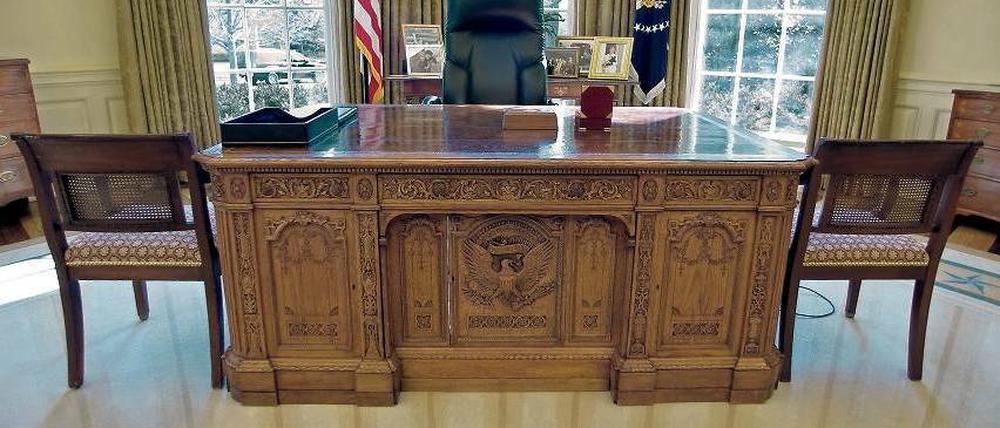 Auf dem Stuhl gefesselt. Egal wer in den kommenden vier Jahren im Oval Office des Weißen Hauses – hier mit Inventar von George W. Bush – Platz nimmt: Sein Handlungsspielraum wird angesichts der Verschuldung begrenzt sein. Er muss sparen oder kürzen.