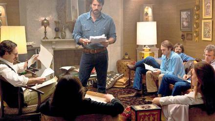 Leseprobe. Agent Tony Mendez (Ben Affleck) stellt die Botschaftsleute auf ihre Rollen im Täuschungsspiel ein. Foto: dapd