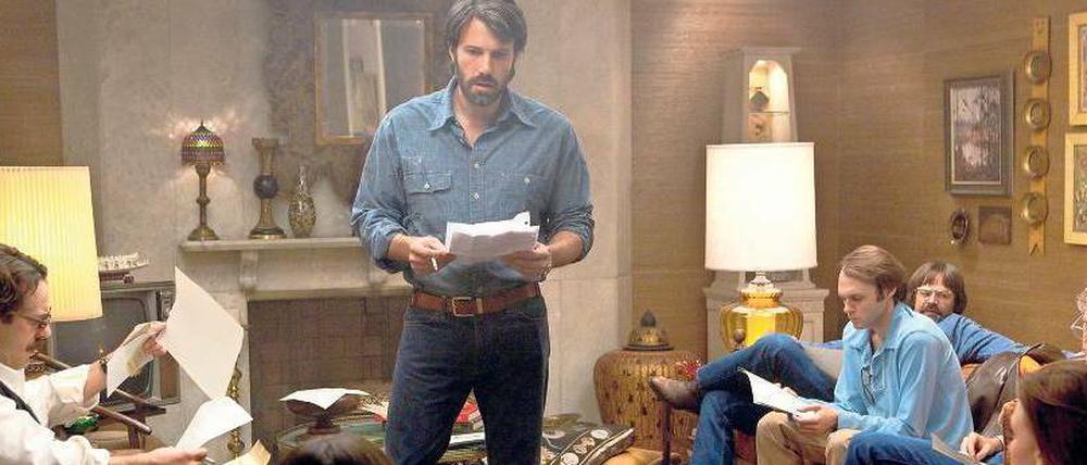Leseprobe. Agent Tony Mendez (Ben Affleck) stellt die Botschaftsleute auf ihre Rollen im Täuschungsspiel ein. Foto: dapd
