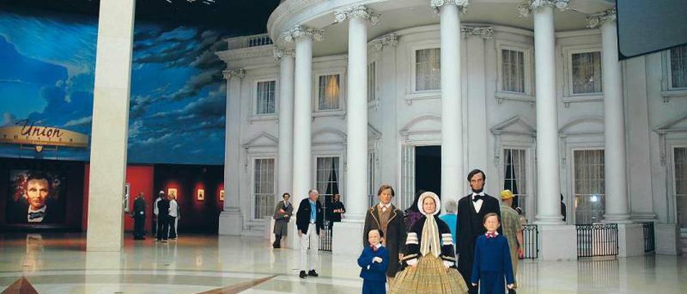 Präsidentenfamilie aus Wachs. Großzügig ist schon die Eingangshalle im 18 000 Quadratmeter großen Museumskomplex.