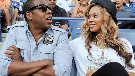 Rapper Jay-Z unterstützt Obama mit pathetischen Sätzen wie: „Rosa Parks sat so Martin Luther King could walk. Martin Luther King walked so Obama could run. Obama’s running so we all can fly“