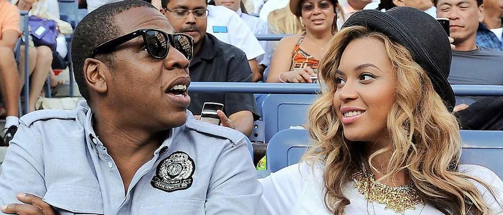 Rapper Jay-Z unterstützt Obama mit pathetischen Sätzen wie: „Rosa Parks sat so Martin Luther King could walk. Martin Luther King walked so Obama could run. Obama’s running so we all can fly“