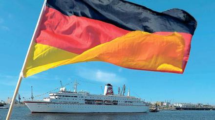 Flagge zeigen. Noch kreuzt die „Deutschland“ – hier bei der Einfahrt in Hamburg – unter heimischen Farben.