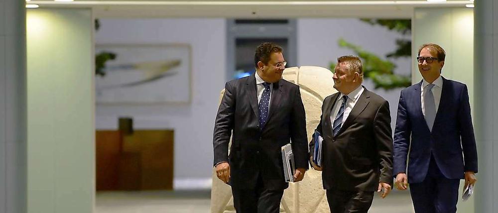 Generale Mobilmachung. Am Montagmorgen präsentieren Patrick Döring, Hermann Gröhe und Alexander Dobrindt (v.l.n.r.) die Ergebnisse der Nacht.