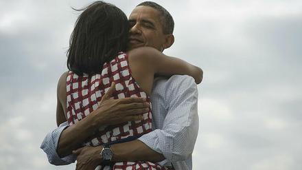 Glückliche Sieger. Der alte und neue US-Präsident Barack Obama umarmt seine Frau Michelle. Dieses Bild veröffentlichte er auf seinem Twitter-Account.