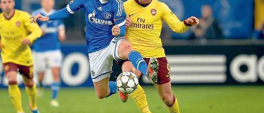 Duell der Ellbogen. Marco Höger (links) mit Arsenals Lukas Podolski. Foto: dapd