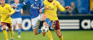 Duell der Ellbogen. Marco Höger (links) mit Arsenals Lukas Podolski. Foto: dapd