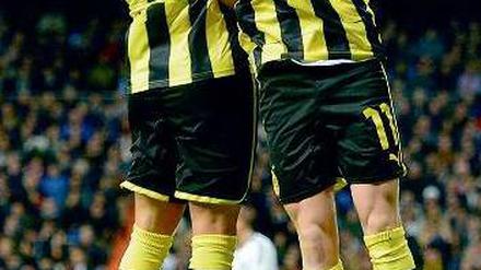 Zum Davonschweben schön. Torschütze Marco Reus (r.) und Vorlagengeber Mario Götze jubeln über den ersten Dortmunder Treffer. Foto: dapd