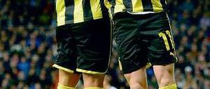 Zum Davonschweben schön. Torschütze Marco Reus (r.) und Vorlagengeber Mario Götze jubeln über den ersten Dortmunder Treffer. Foto: dapd
