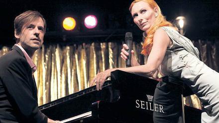Im Reich der Tasten. „Man müsste Klavier spielen können, wer Klavier spielt, hat Glück bei den Frau’n“ – so hieß es einst in einem Schlager, den aber Andrea Sawatzki und Adam Benzwi ganz bestimmt nicht in ihrem Repertoire haben. Foto: Ole Spata/dpa
