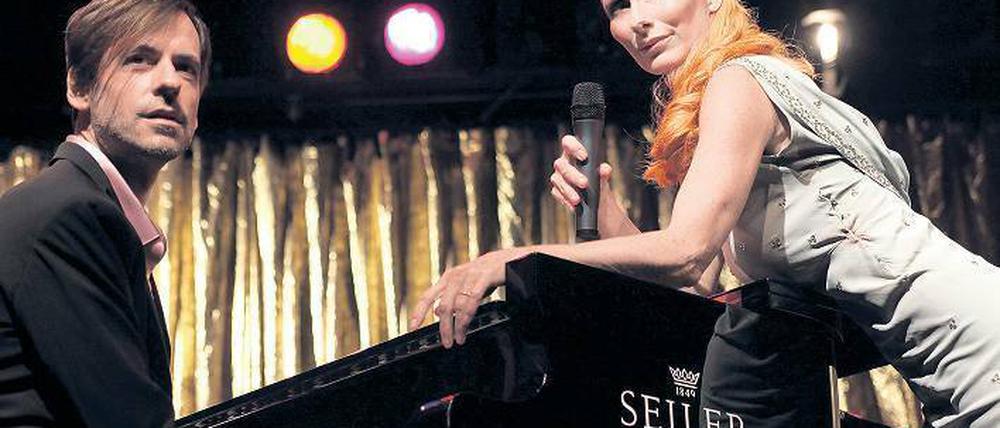 Im Reich der Tasten. „Man müsste Klavier spielen können, wer Klavier spielt, hat Glück bei den Frau’n“ – so hieß es einst in einem Schlager, den aber Andrea Sawatzki und Adam Benzwi ganz bestimmt nicht in ihrem Repertoire haben. Foto: Ole Spata/dpa