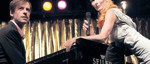 Im Reich der Tasten. „Man müsste Klavier spielen können, wer Klavier spielt, hat Glück bei den Frau’n“ – so hieß es einst in einem Schlager, den aber Andrea Sawatzki und Adam Benzwi ganz bestimmt nicht in ihrem Repertoire haben. Foto: Ole Spata/dpa