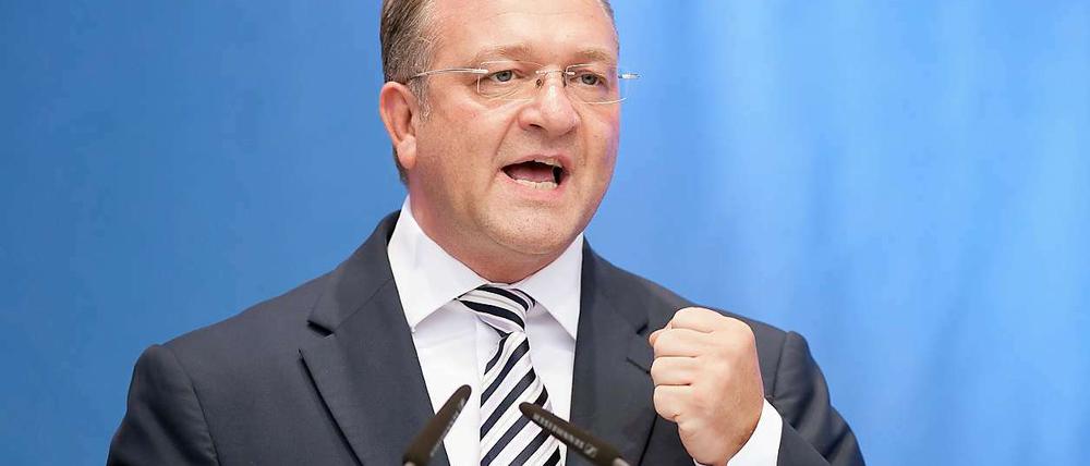 Berlins Innensenator Frank Henkel (CDU) betrachtet den Kampf gegen rechtsextremistische Gewalt als „nationale Aufgabe“.