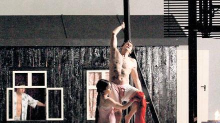 Das Begehren, ein Kreuz. Kathrin Angerer als Katerina und Marc Hosemann als Murin in Frank Castorfs Adaption einer Dostojewski-Erzählung.