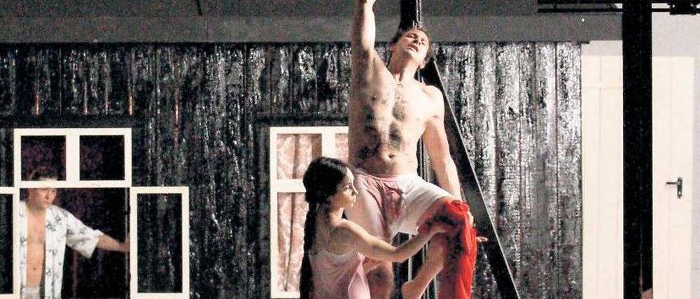 Das Begehren, ein Kreuz. Kathrin Angerer als Katerina und Marc Hosemann als Murin in Frank Castorfs Adaption einer Dostojewski-Erzählung.
