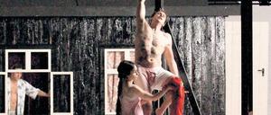 Das Begehren, ein Kreuz. Kathrin Angerer als Katerina und Marc Hosemann als Murin in Frank Castorfs Adaption einer Dostojewski-Erzählung.