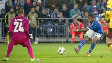 Schalke legt nach dem Wechsel zu und kommt durch diesen Schuss von Jefferson Farfan zum 2:2-Ausgleich. Dabei bleibt es bis zum Ende. Was das Remis letztlich wert ist, wird sich in den abschließenden beiden Gruppenspielen zeigen.