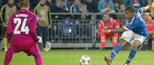 Schalke legt nach dem Wechsel zu und kommt durch diesen Schuss von Jefferson Farfan zum 2:2-Ausgleich. Dabei bleibt es bis zum Ende. Was das Remis letztlich wert ist, wird sich in den abschließenden beiden Gruppenspielen zeigen.