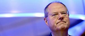 Peer Steinbrück von der SPD will Kanzler werden. Aber Angela Merkel von der CDU gibt den Job natürlich nicht einfach kampflos auf. 