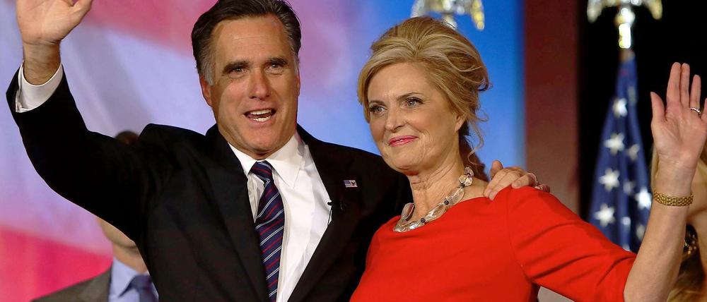 Mitt Romney und Ehefrau Ann winken ihren Anhängern, nachdem Romney seine Niederlage eingestanden hat.