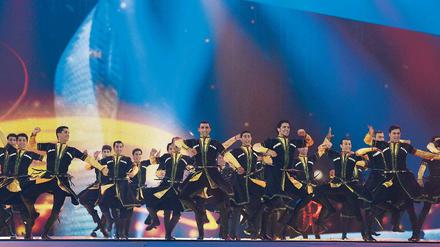 Tanz des Vergessens. Eröffnungsshow des Eurovision Song Contest im Mai in Baku, im Hintergrund die Silhouette der eigens errichteten Kristallhalle.
