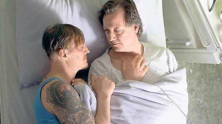 Wahn oder Wirklichkeit? Eigentlich müsste der Junkie Jürgen (Georg Friedrich, links) im Koma liegen. Aber dann klettert er zu Kommissar von Meuffels (Matthias Brandt) ins Krankenhausbett. Foto: BR