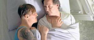 Wahn oder Wirklichkeit? Eigentlich müsste der Junkie Jürgen (Georg Friedrich, links) im Koma liegen. Aber dann klettert er zu Kommissar von Meuffels (Matthias Brandt) ins Krankenhausbett. Foto: BR