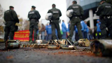 Rund 100 bis 200 Mitarbeiter des vor der Schließung stehenden Werks im belgischen Genk hatten bei Ford in Köln Reifen angezündet. 