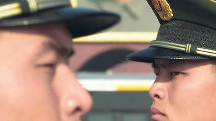 Unter Kontrolle: In Peking laufen seit Tagen die Vorbereitungen für den Parteitag – Sicherheitskräfte sind allgegenwärtig. Foto: Marc Ralston/AFP