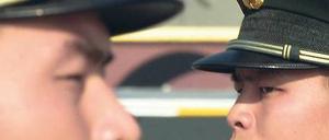 Unter Kontrolle: In Peking laufen seit Tagen die Vorbereitungen für den Parteitag – Sicherheitskräfte sind allgegenwärtig. Foto: Marc Ralston/AFP