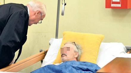 Gegen seinen Willen wurde er am Dienstag auf dem Krankenbett in den Gerichtssaal gefahren.
