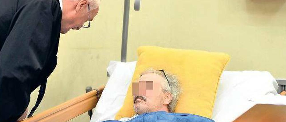 Gegen seinen Willen wurde er am Dienstag auf dem Krankenbett in den Gerichtssaal gefahren. 