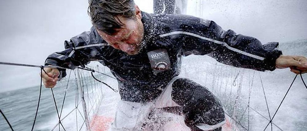 Alex Thomson am Bug seiner neuen "Hugo Boss", dem Silberpfeil unter den 20 Open-60-Booten.